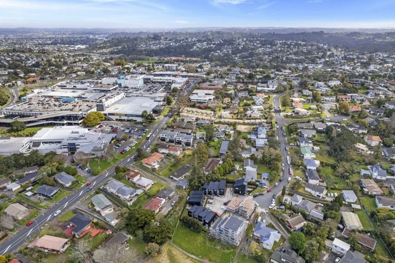 Photo of property in 3/37 Camelot Place, Glenfield, Auckland, 0629