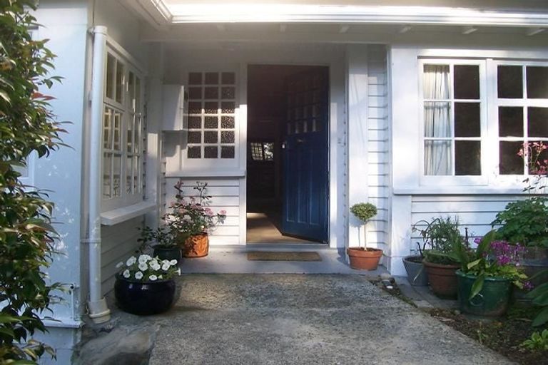 Photo of property in 27 Lower North Terrace, Kelburn, Wellington, 6012