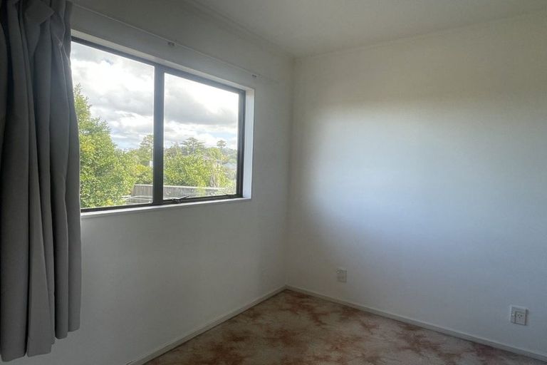 Photo of property in 4 Heversham Place, Glendene, Auckland, 0602