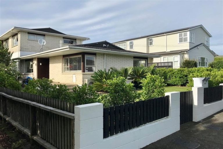 Photo of property in 27 Wainui Avenue, Point Chevalier, Auckland, 1022
