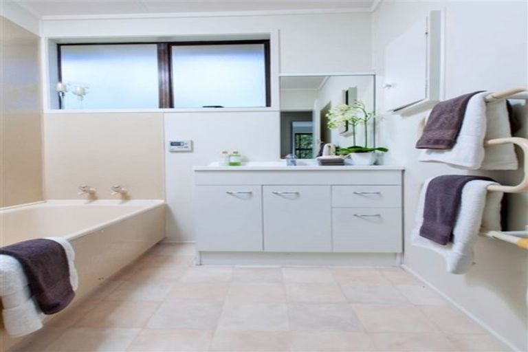 Photo of property in 1/24 Merton Avenue, Glenfield, Auckland, 0627