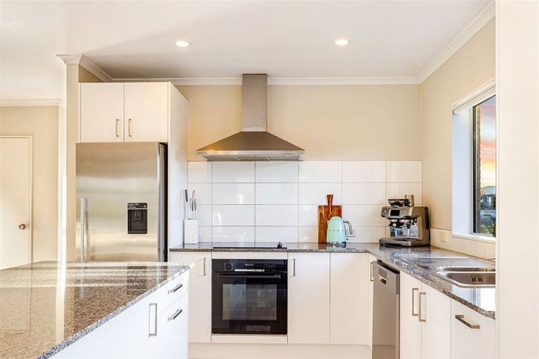 Photo of property in 14 Nirmal Place, Sunnyvale, Auckland, 0612