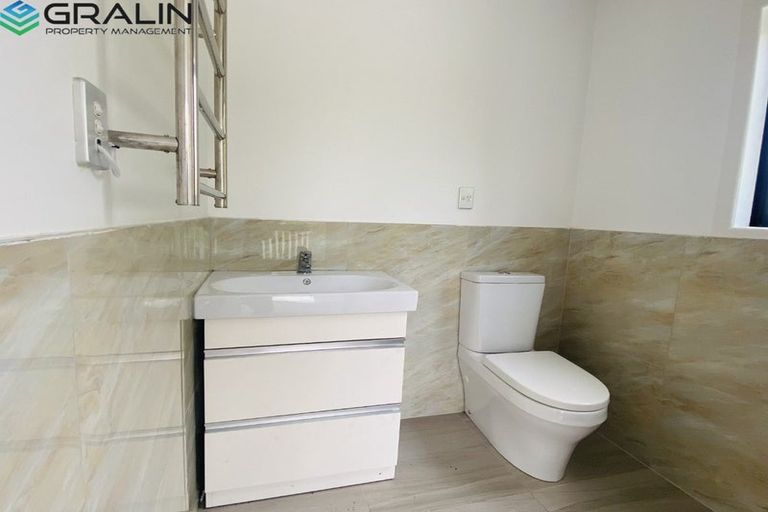 Photo of property in 32 Kelman Road, Kelston, Auckland, 0602