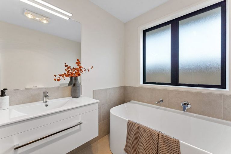 Photo of property in 2 Manatika Road, Karaka, Papakura, 2124