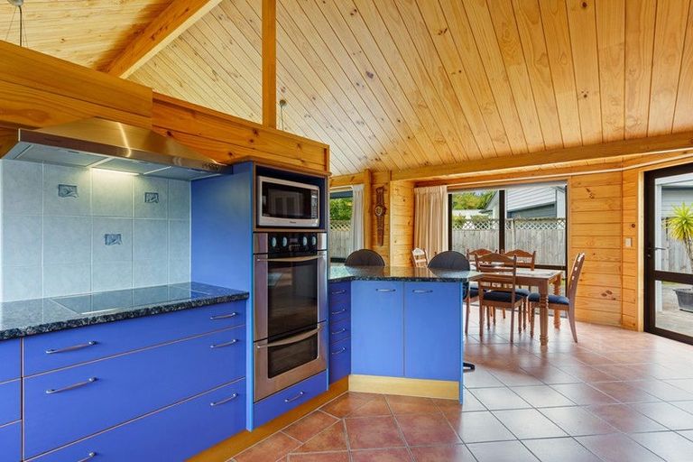 Photo of property in 16 Alexander Street, Waikanae, 5036
