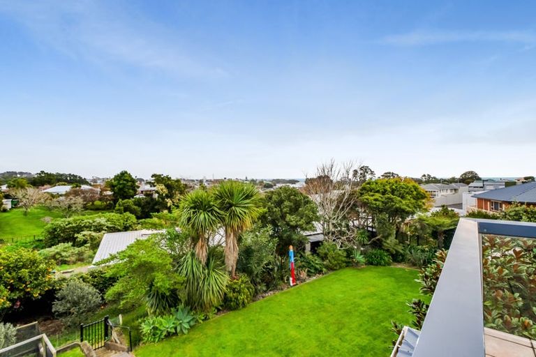 Photo of property in 10 Strandon Place, Strandon, New Plymouth, 4312