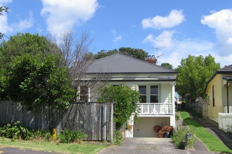 Photo of property in 17 Rutland Road, Stanley Point, Auckland, 0624