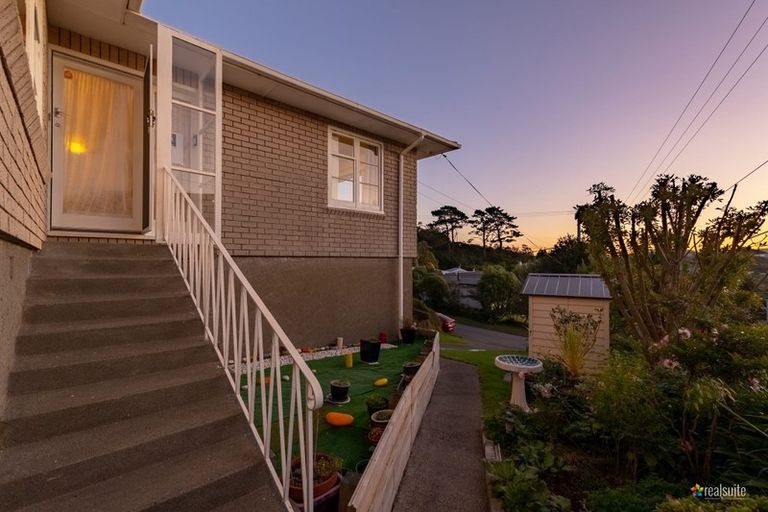 Photo of property in 19 Omega Street, Newlands, Wellington, 6037