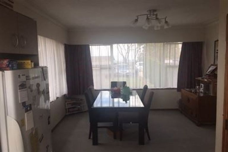 Photo of property in 2/50 Sunset Road, Unsworth Heights, Auckland, 0632