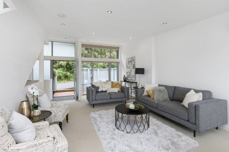 Photo of property in 32 Tiketike Way, Brooklyn, Wellington, 6021