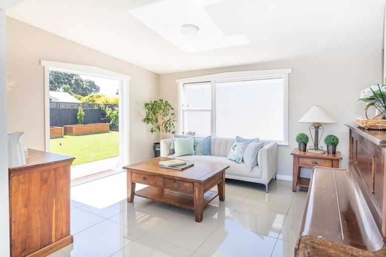 Photo of property in 16 Selwyn Crescent, College Estate, Whanganui, 4500