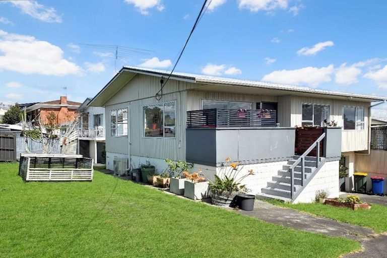 Photo of property in 1/802 East Coast Road, Oteha, Auckland, 0630