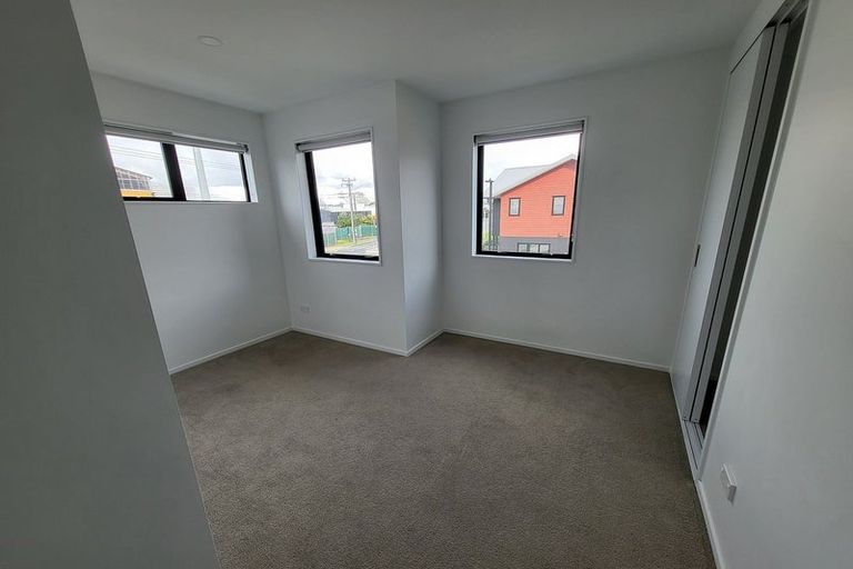 Photo of property in 1 Eileen Newey Place, Henderson, Auckland, 0612