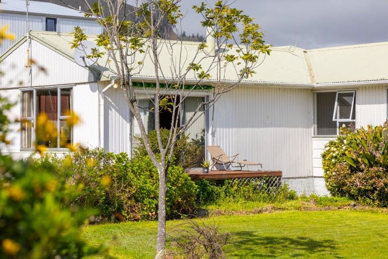 Photo of property in 18 Utauta Street, Waikanae, 5036
