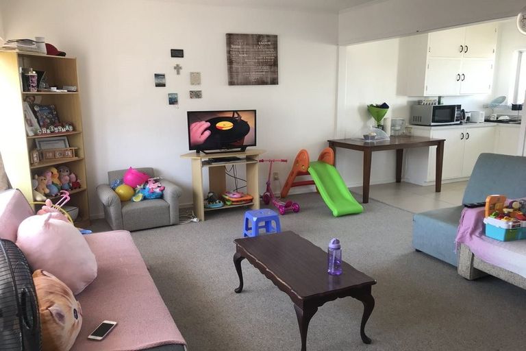 Photo of property in 2/178 Chivalry Road, Glenfield, Auckland, 0629