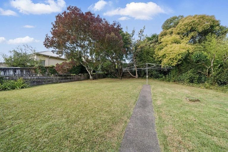 Photo of property in 18 Millbrook Road, Henderson, Auckland, 0612