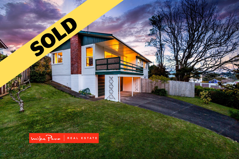 Photo of property in 72 La Rosa Street, Green Bay, Auckland, 0604