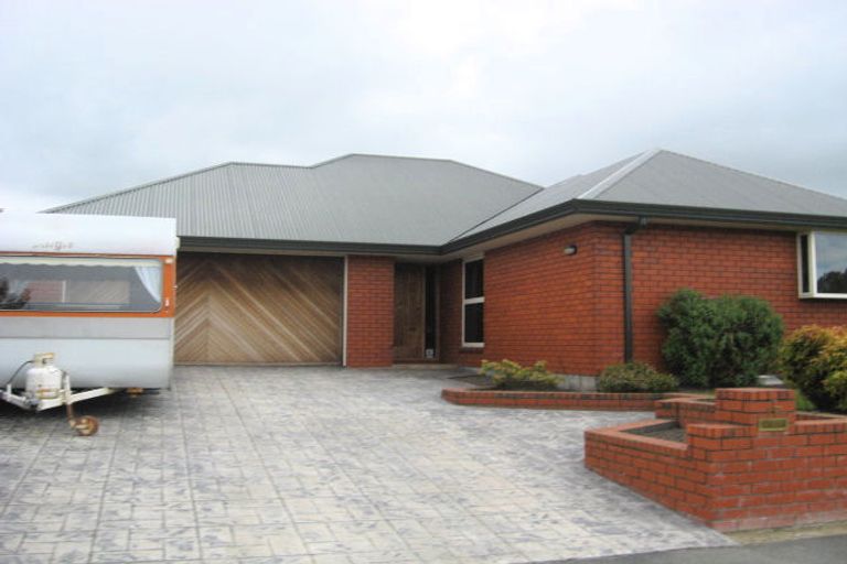 Photo of property in 17 Farnswood Place, Redwood, Christchurch, 8051