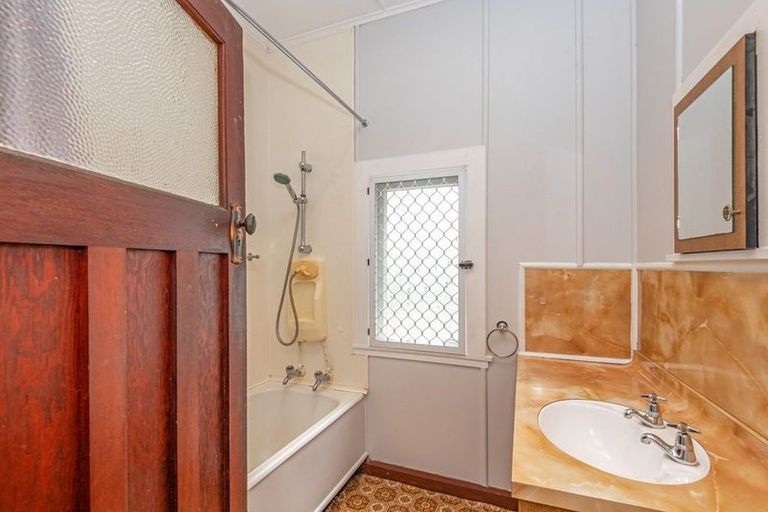 Photo of property in 77 Shamrock Street, Takaro, Palmerston North, 4412