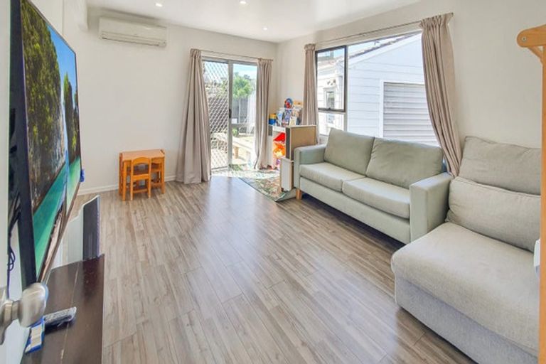 Photo of property in 90 Stanley Road, Glenfield, Auckland, 0629