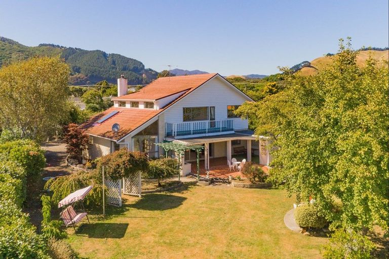 Photo of property in 10 Rewarewa Crescent, Waikanae, 5036