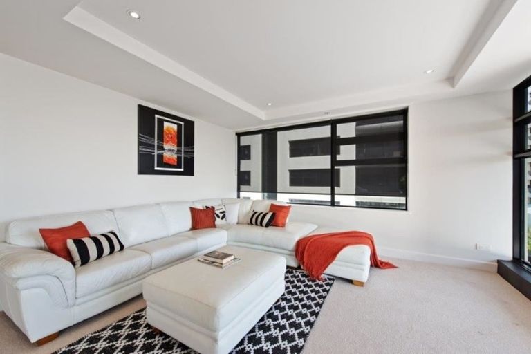 Photo of property in 2/6 Marine Parade, Mount Maunganui, 3116