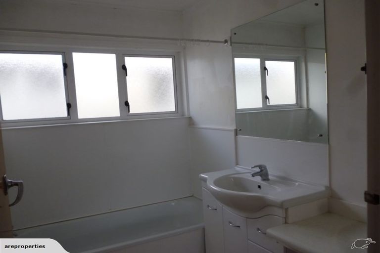 Photo of property in 2/17 View Road, Glenfield, Auckland, 0627