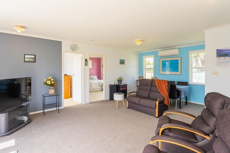 Photo of property in 11 Adrian Grove, Waikanae Beach, Waikanae, 5036