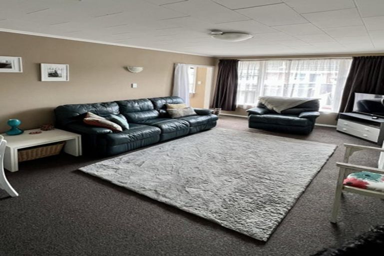 Photo of property in 1/6 Moeraki Road, Maoribank, Upper Hutt, 5018