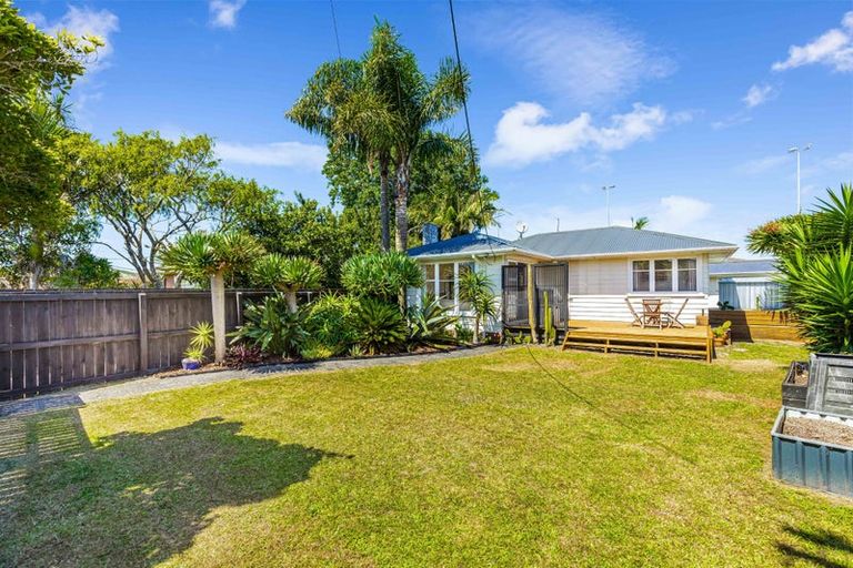 Photo of property in 29 Ward Crescent, Te Atatu Peninsula, Auckland, 0610