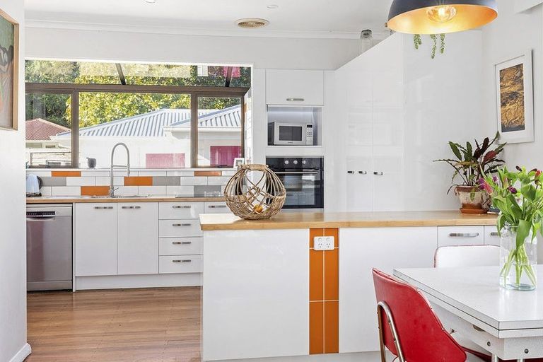 Photo of property in 58 Airlie Road, Plimmerton, Porirua, 5026