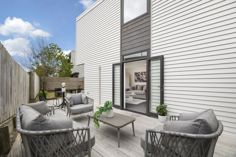 Photo of property in 13/15 Chivalry Road, Glenfield, Auckland, 0629