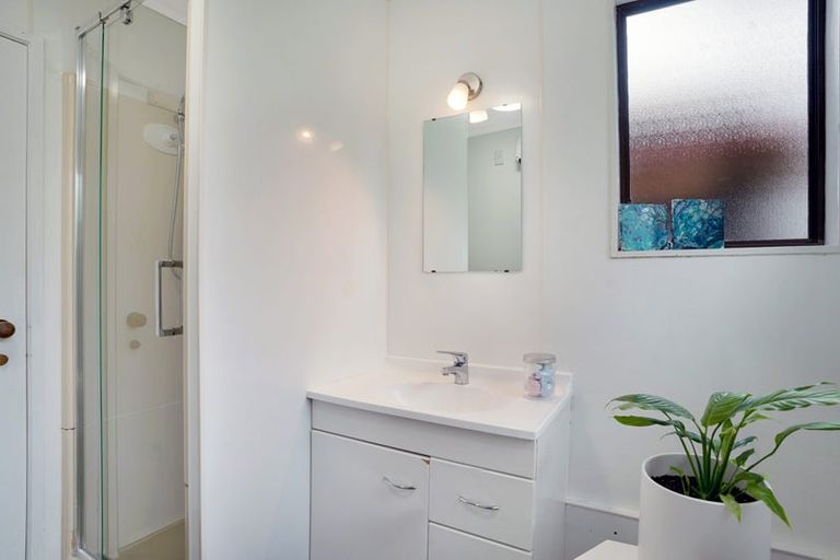 Photo of property in 2/219 Glenfield Road, Hillcrest, Auckland, 0627