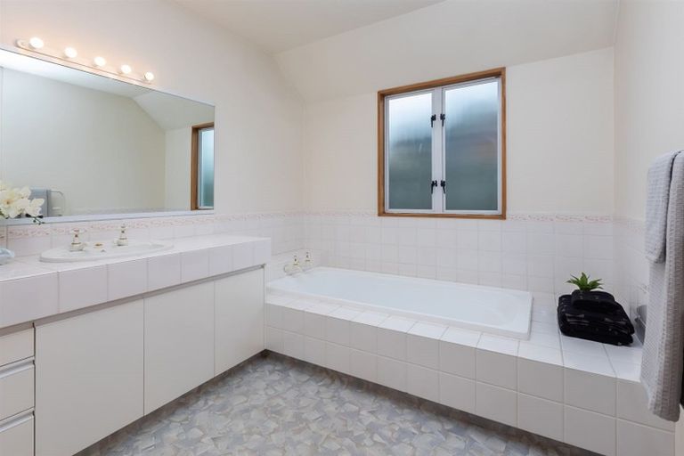 Photo of property in 255 Avonhead Road, Avonhead, Christchurch, 8042