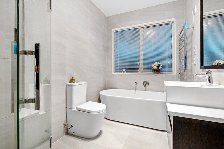 Photo of property in 10 Fred White Drive, Kumeu, 0810