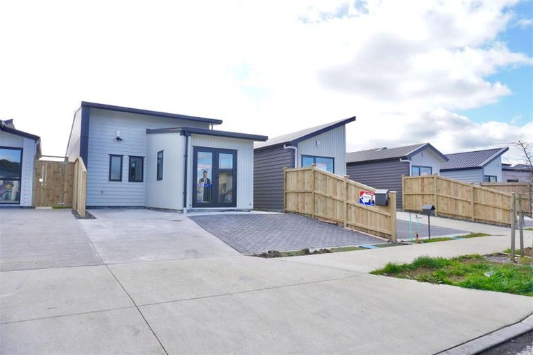 Photo of property in 16 Combat Street, Papakura, 2110