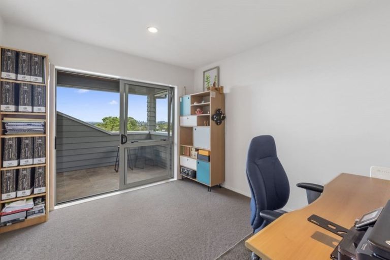 Photo of property in 2/23 Sunset Road, Totara Vale, Auckland, 0632