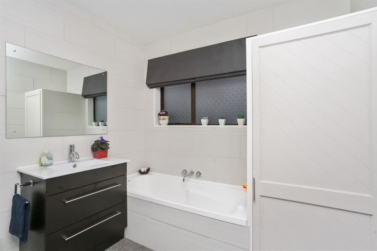 Photo of property in 6 Briarmont Street, Avondale, Christchurch, 8061