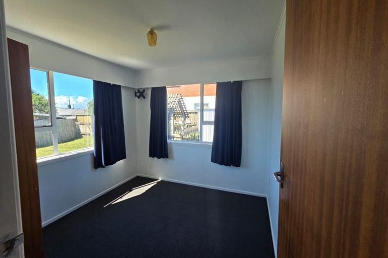 Photo of property in 2/7 Sylvan Crescent, Te Atatu South, Auckland, 0610
