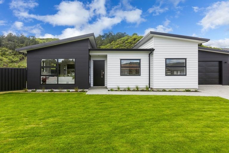 Photo of property in 16 Fenwick Crescent, Wallaceville, Upper Hutt, 5018