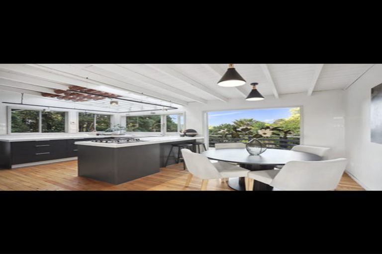 Photo of property in 8 Arapito Road, Titirangi, Auckland, 0604