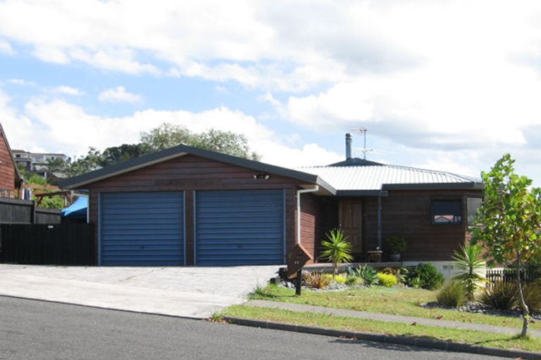 Photo of property in 1/16 Matisse Drive, West Harbour, Auckland, 0618