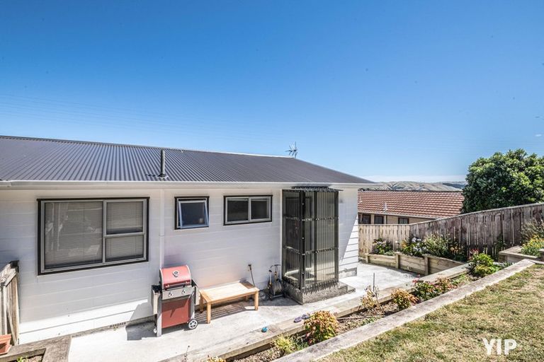 Photo of property in 9a Pimlico Place, Newlands, Wellington, 6037