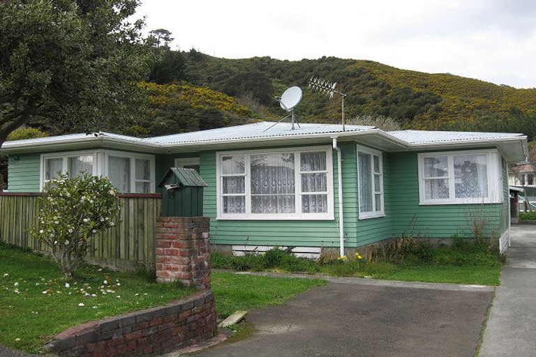 Photo of property in 15 Parenga Street, Wainuiomata, Lower Hutt, 5014