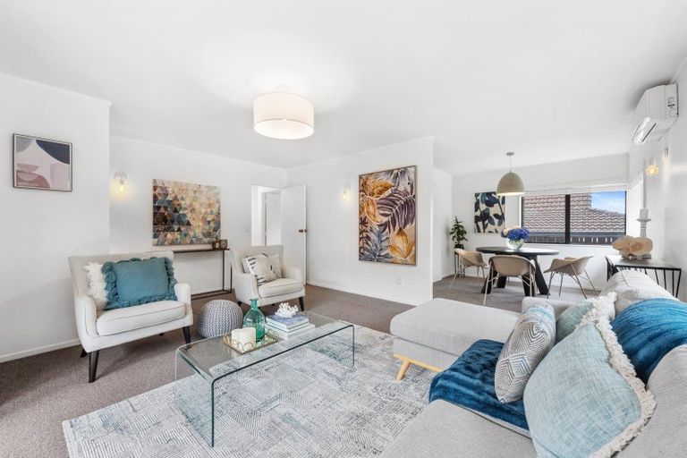 Photo of property in 2/98 Mirrabooka Avenue, Botany Downs, Auckland, 2010