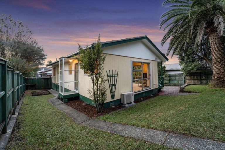 Photo of property in 2/3 Forsythe Place, Massey, Auckland, 0614