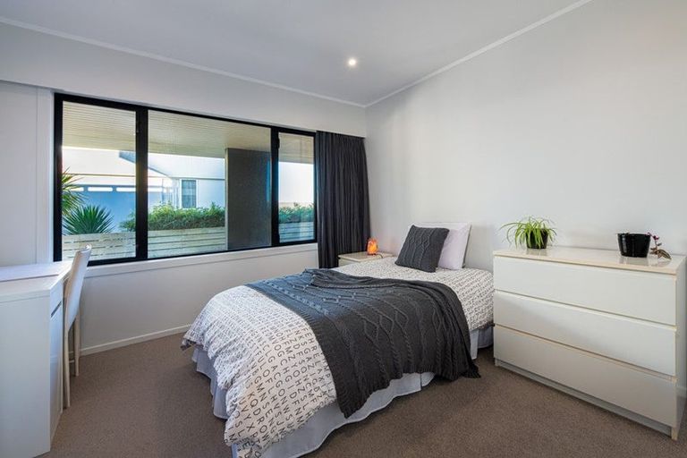 Photo of property in 1/2-4 Miri Road, Rothesay Bay, Auckland, 0630