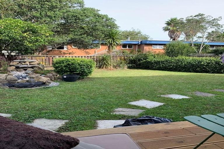 Photo of property in 4 Easton Park Parade, Glenfield, Auckland, 0629