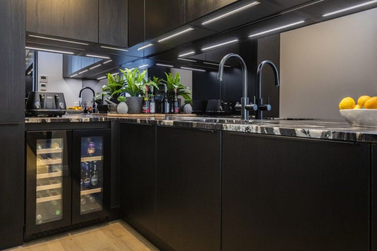 Photo of property in 15 Omeo Crescent, Redcliffs, Christchurch, 8081