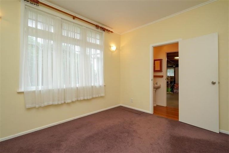 Photo of property in 1/1 Moana Avenue, Bayswater, Auckland, 0622
